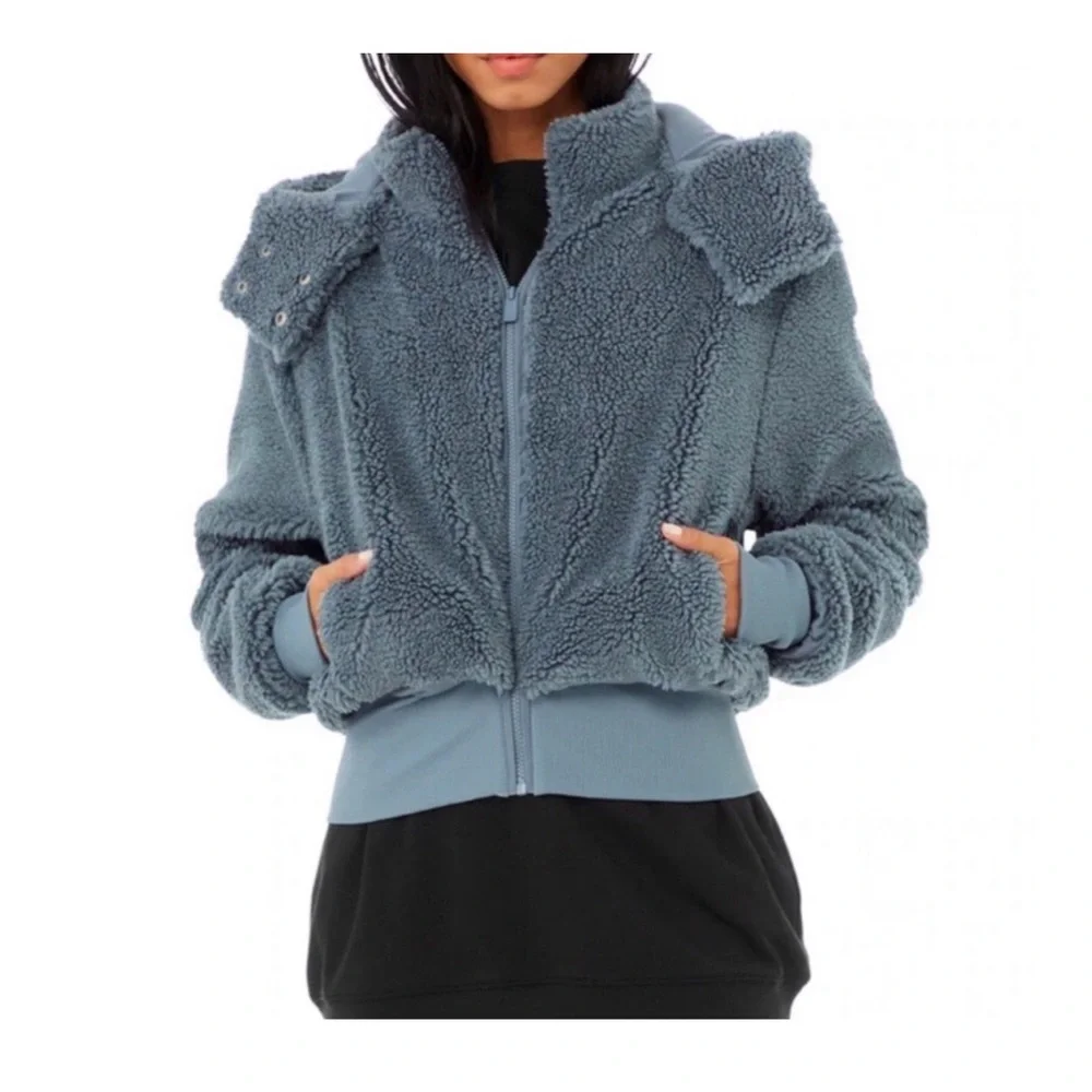 ALO YOGA Foxy Sherpa Cropped Hooded Fleece
Teddy Jacket Steel Blue - Picture 3 of 7